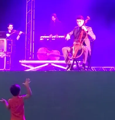 Na web: garotinho pede e violoncelista toca Baby Shark