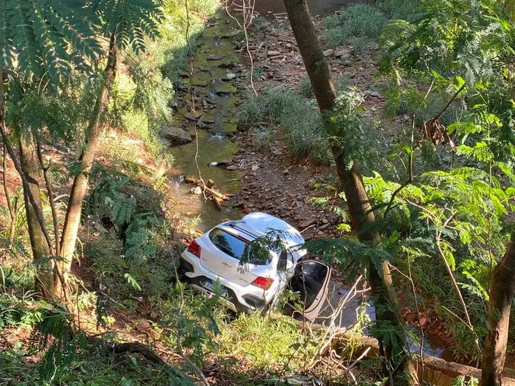 'Nasci de novo': carro cai em córrego após batida em Maringá