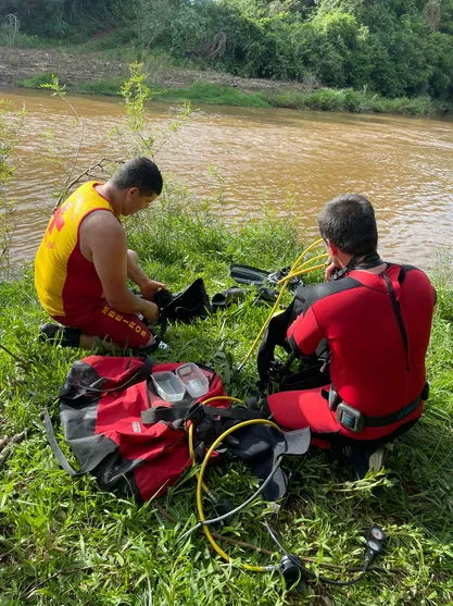 O rapaz estava brincando com duas crianças em lugar seguro próximo a margem quando escorreu e foi levado pela correnteza