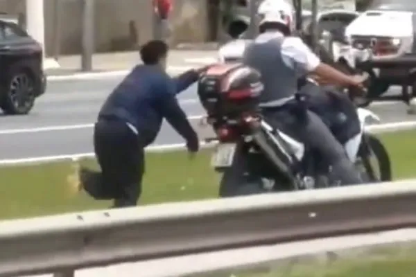 PM algema jovem em moto e o arrasta pela rua em SP; veja