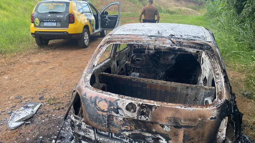 PM encontra carro queimado na zona rural de Apucarana