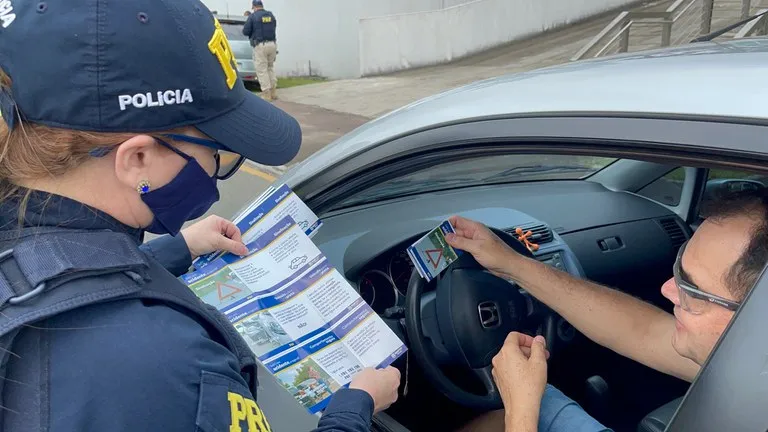 PRF lança guia de bolso para motoristas no Paraná