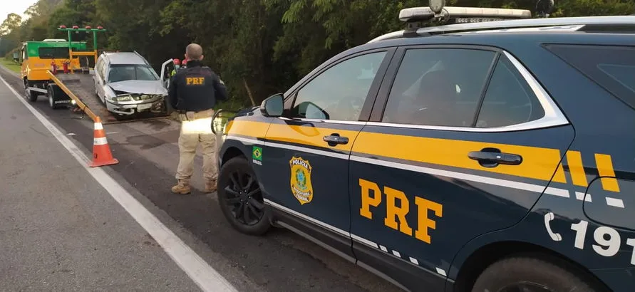 PRF recupera veículo roubado após acidente no Paraná