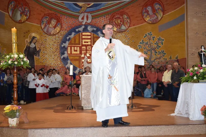 Padre Célio Tarozo pede oração pelos pais depois de assalto