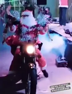 Papai Noel chega de motocicleta em colégio de Apucarana