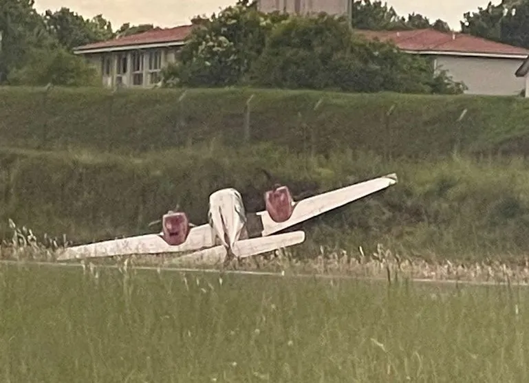 Piloto faz pouso forçado em aeroporto de Curitiba