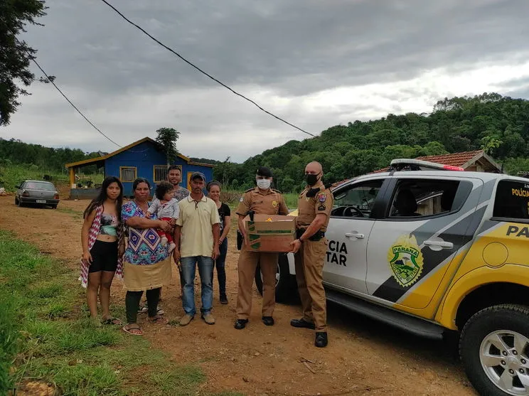 Polícia Militar doa alimentos para famílias de Apucarana