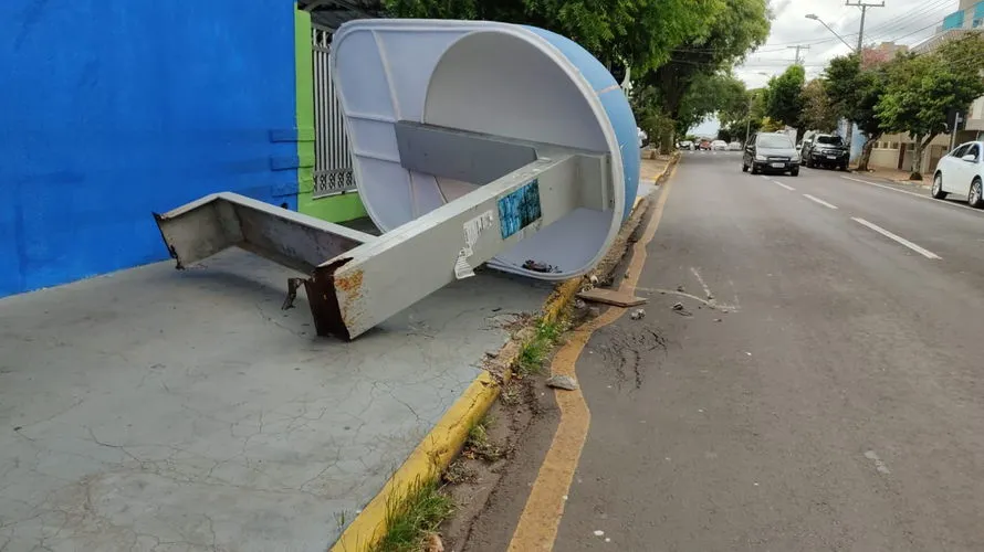 Ponto de ônibus cai em Apucarana e PM é chamada