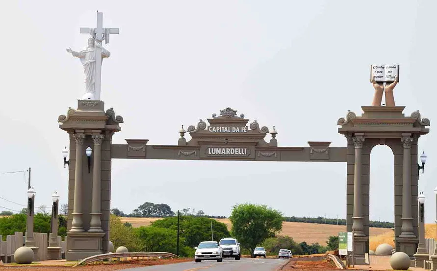 Portal turistico Cristo Acolhedor fica na saída para Jardim Alegre 