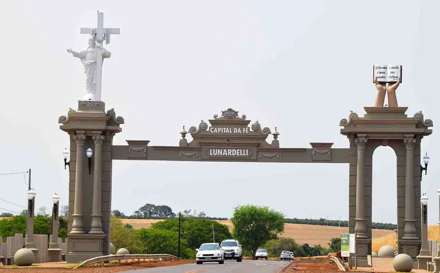 Portal turistico Cristo Acolhedor fica na saída para Jardim Alegre