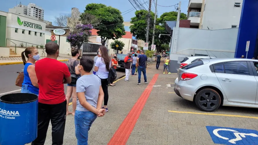 Procura por testes de covid-19 provoca filas em Apucarana