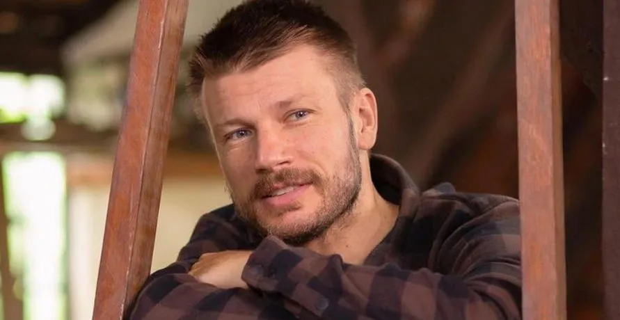 Rodrigo Hilbert constroi montanha-russa no quintal de casa