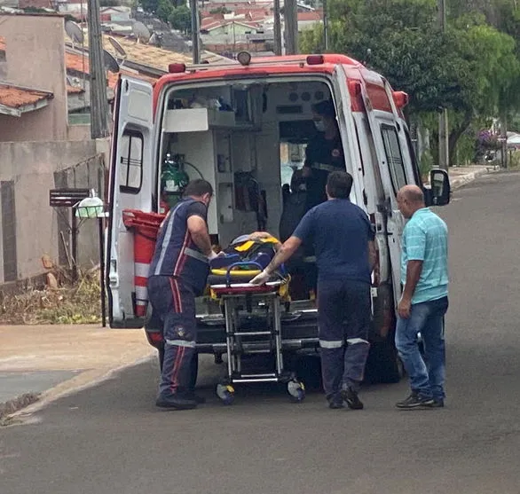 Samu atende mulher ferida após queda de moto em Apucarana