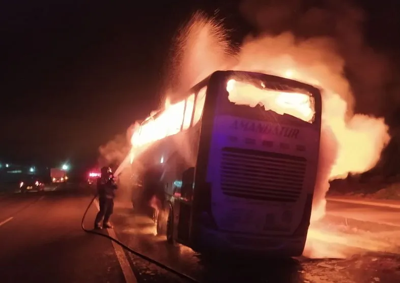 Susto: ônibus com 32 passageiros pega fogo na PR-323