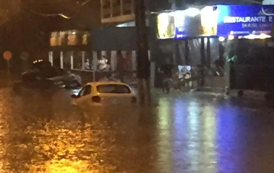 Temporal causa estragos e alagamentos em cidades paranaenses