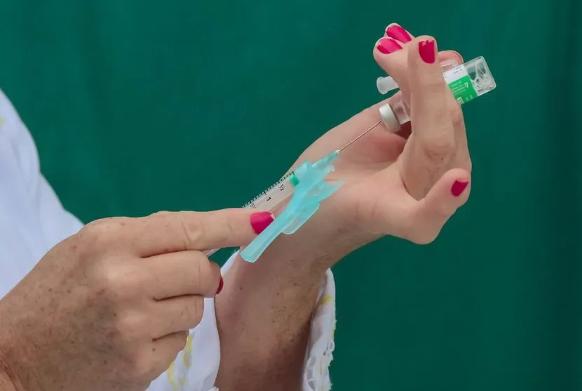 Vacinação contra covid continua neste domingo em Apucarana