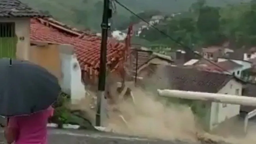 Vídeo mostra momento em que casa desaba no sudoeste da Bahia