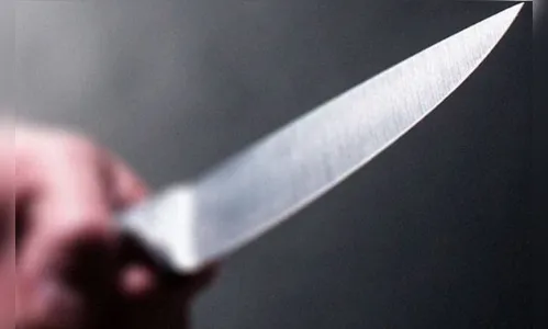 Armado de faca, homem se nega a pagar conta em bar