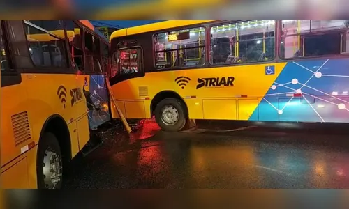 Acidente entre dois ônibus deixa 15 feridos em Araucária