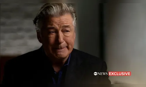 Alec Baldwin fala pela 1ª vez após morte de diretora em set