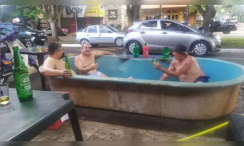 Amigos colocam piscina em Avenida de Maringá e viraliza