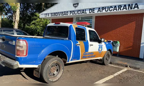 Amigos são presos fazendo gestos obscenos para a GCM