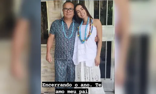 Anitta posta foto rara em terreiro ao lado de pai de santo