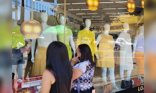 Ano-Novo: apucaranenses apostam em roupas novas e frutas