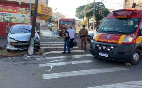 Após a batida entre os carros, um deles colidiu contra um poste