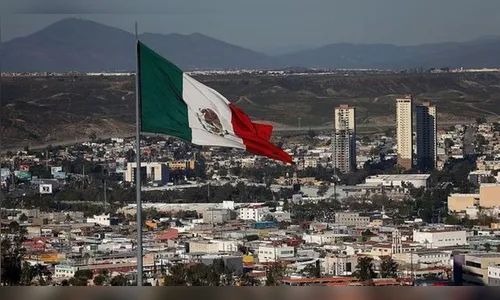 Após carreta tombar, 53 migrantes morrem no México