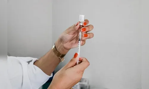 Apucarana aplica vacinas contra Covid-19 e Influenza