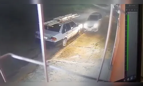 Apucarana: motorista invade calçada, bate em carro e foge