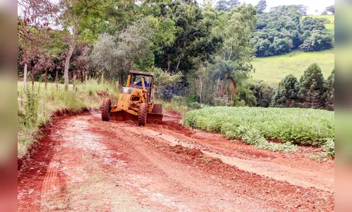 Apucarana recupera estrada na região do Rio do Cerne