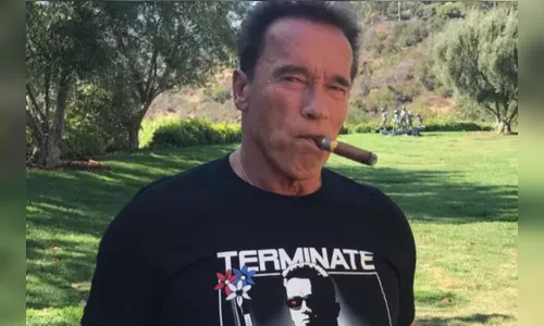 Arnold Schwarzenegger se envolve em grave acidente de carro