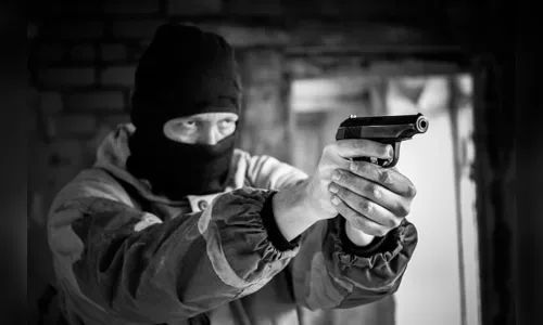 Assaltantes invadem ônibus e roubam passageiros na PR-444