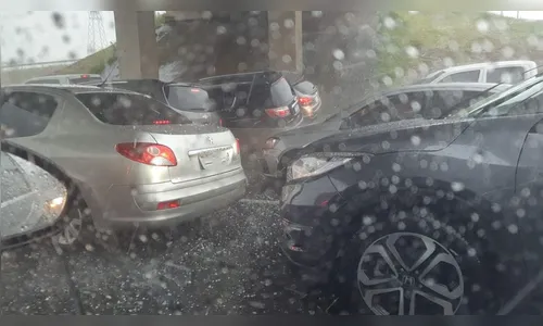 BR-277: tombamento de caminhão e granizo complicam trânsito