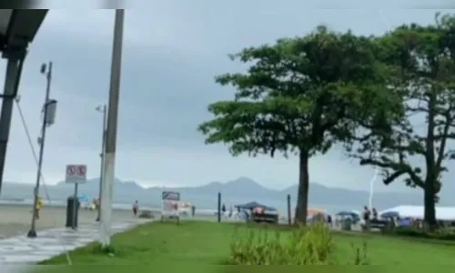 Banhista flagra queda de raio em praia de SP; vídeo