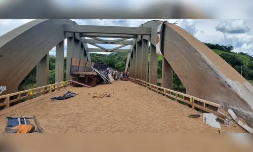 Batida de caminhão contra ponte deixa motorista ferido