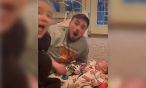 Bebê de 2 meses surpreende os pais ao falar pela 1ª vez