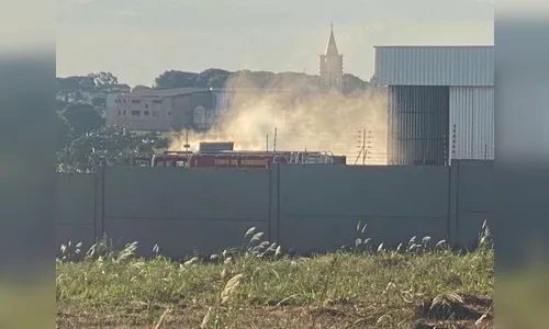 Bombeiros combatem incêndio no Distrito do Pirapó