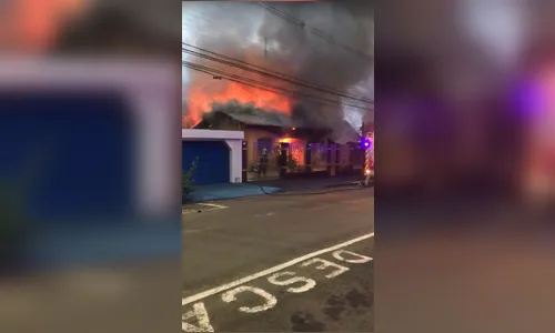 Bombeiros controlam incêndio em residência em Arapongas