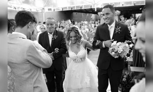 Cadeirante realiza sonho de andar até o altar em casamento