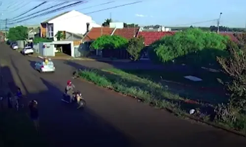 Câmera flagra criança sendo atropelada após escapar da mãe