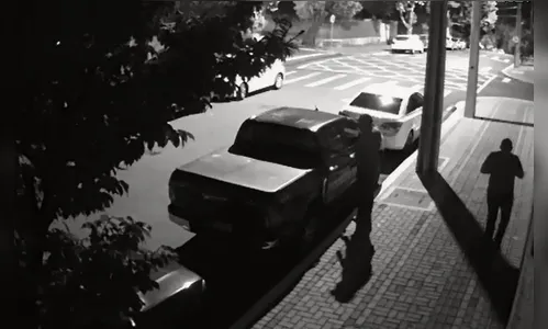 Câmera flagra furto de Hilux no centro de Apucarana; veja