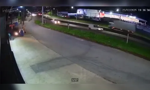 Câmera flagra homem sendo atropelado por mulher embriagada