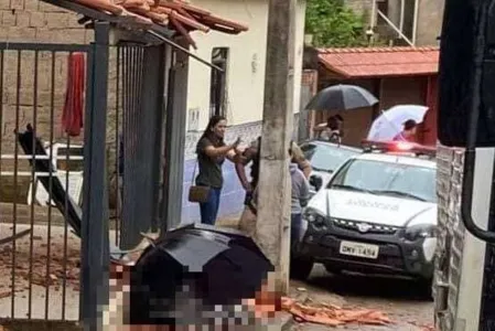 Caminhão desgovernado desce rua e mata idosa de 63 anos