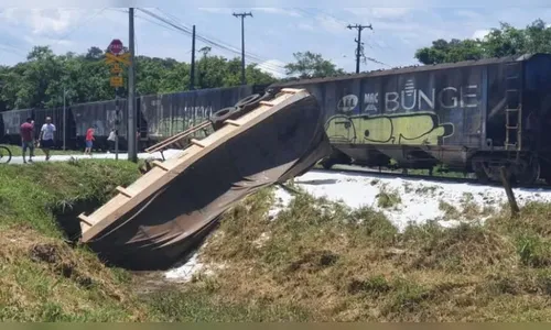Caminhão fica destruído ao bater contra trem em Morretes