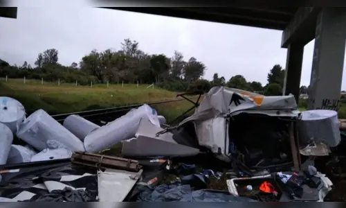 Caminhão sai da pista em grave acidente e motorista morre