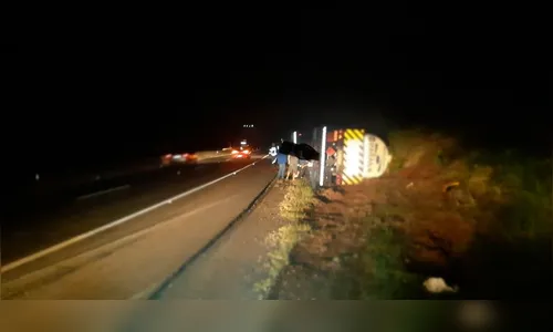 Caminhão-tanque com 60 mil litros de diesel tomba na BR-376