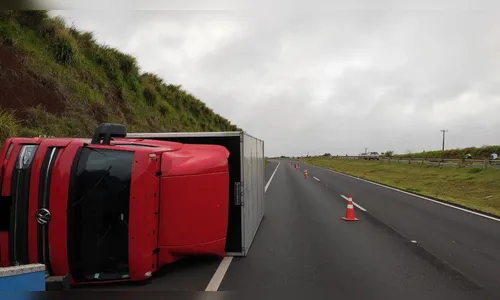 Caminhão tomba após tentativa de assalto em Apucarana